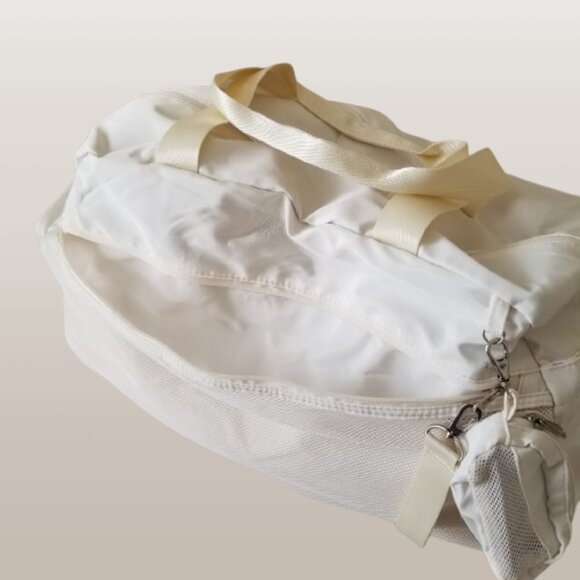 NEW! Lightweight Duffel Tote w/Deep Lining Pocket, Detach. Strap & Earbud Pouch - Picture 11 of 13